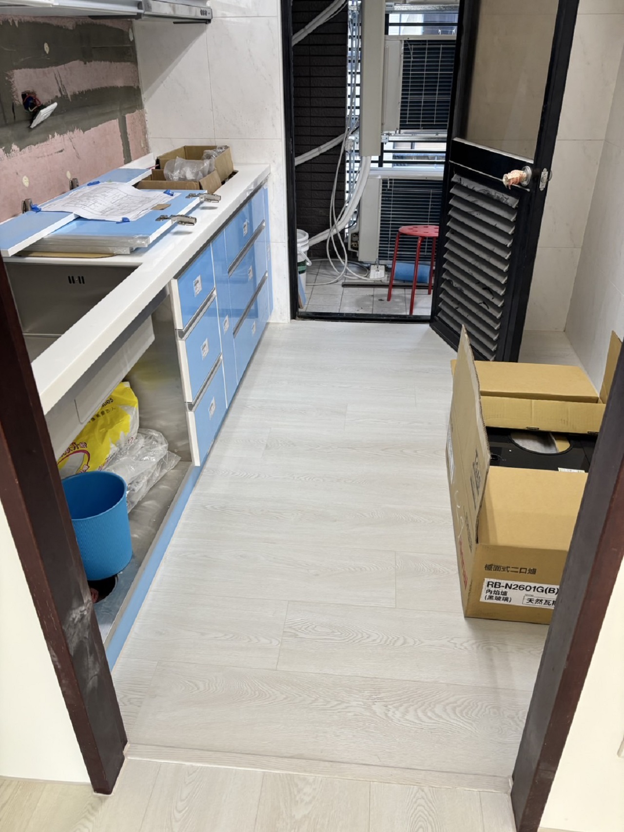 台中廚房鋪木地板