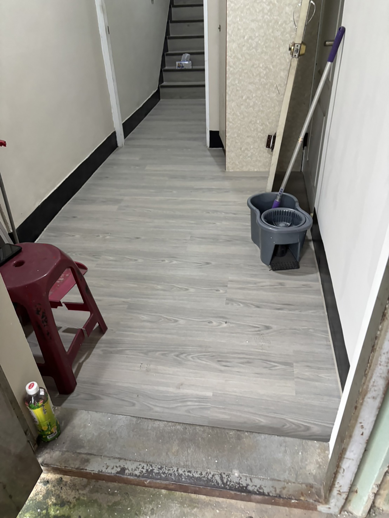 台中走廊鋪設木地板